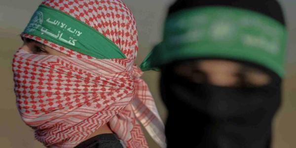 Palestinos con la banda de Hamás