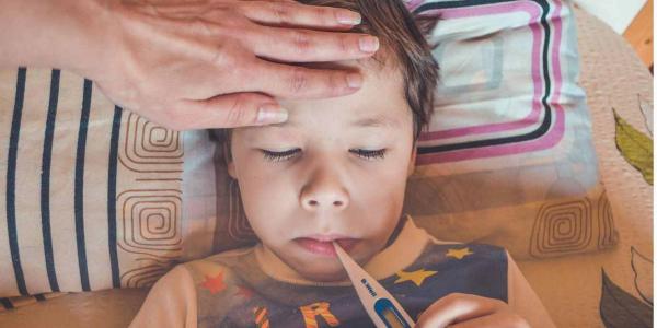 Un niño recibe cuidados tras ser diagnosticado con hepatitis