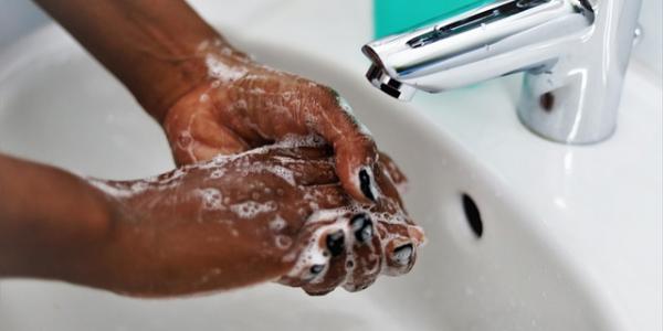 Una persona practicando la higiene de manos