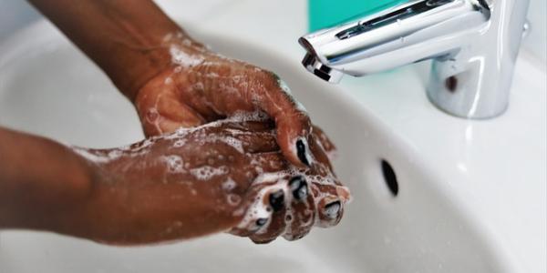 Persona realizando la higiene de manos