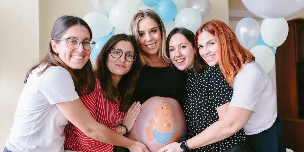 Para mantener las amistades, es recomendable encontrar momentos y espacios que sean cómodos para los nuevos padres y la rutina del bebé.