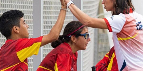 Dos jugadores de Hockey+, durante un partido