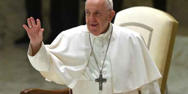 El Papa con gesto agradecido saluda con su mano a sus visitantes 