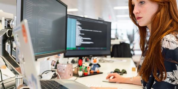 Chica trabajando en la oficina