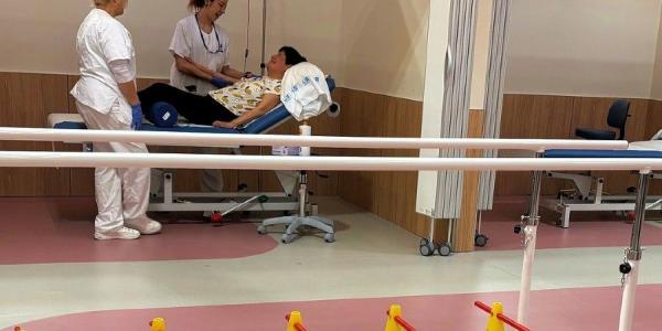 Sanitarios con una paciente en la Zona de Rehabilitación del Zendal