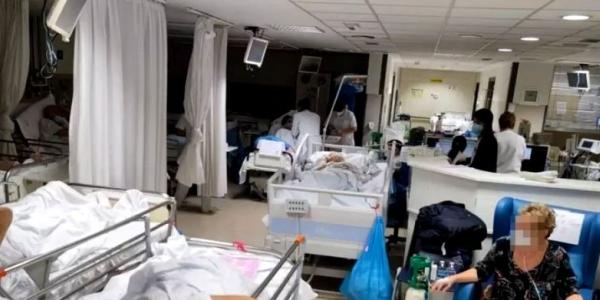  Las imágenes que muestran el colapso de las urgencias del Hospital La Paz El servicio de Urgencias ha amanecido con 111 pacientes cuando el número de camas del que disponen es 65.         Las urgencias del Hospital La Paz de Madrid  colapsadas por 111 pacientes a 9 de enero de 2023 Las urgencias del Hospital La Paz de Madrid colapsadas por 111 pacientes a 9 de enero de 2023. 