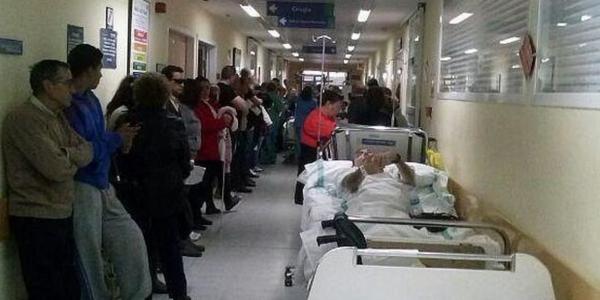 Pasillos colapsados en un hospital, por gripe