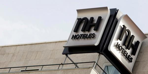 El logo del grupo NH Hoteles, visto desde la terraza de uno de sus hoteles en la ciudad de Madrid. / SERGIO PEREZ (REUTERS)