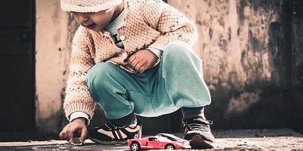 Niño jugando con un coche/Pixabay