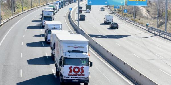 Imagen de un camión secundando la huelga de transporte