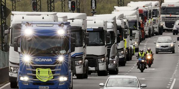 La huelga de transportistas continúa a pesar de las ayudas del Gobierno