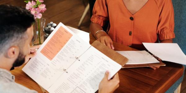 Una carta con la huella de carbono de cada plato