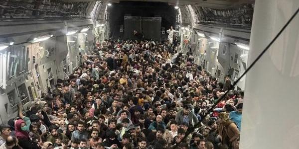 Huida de Kabul en el avión militar de EEUU