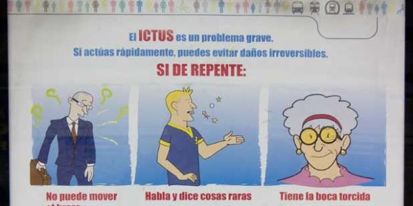 Carteles sobre el ictus en el Metro de Madrid 