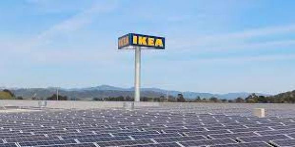 Multitud de placas solares ubicadas en el tejado de un almacén de IKEA