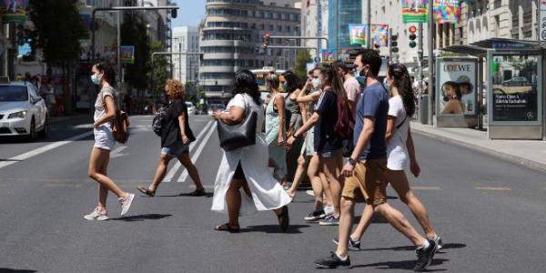 Varias personas con mascarillas caminan por la Gran Vía de Madrid. EFE