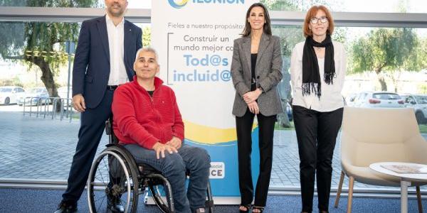 Fotografía de familia tras la firma del acuerdo entre ILUNION y la Fundación ECOM