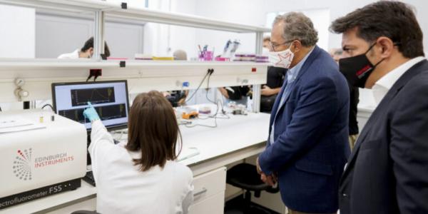 Visita de Enrique Ossorio al instituto Imdea Energía