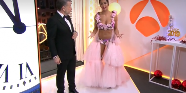 Cristina Pedoche con el vestido floral de Tot-Hom en las Campanadas de Antena 3 (Antena 3).