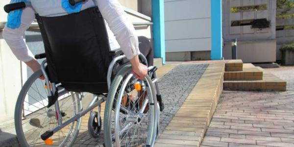 Persona con silla de ruedas, incapacidad permanente 