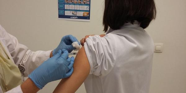 La vacuna de la covid ya tiene fecha de inicio en España: calendario de vacunación / Levante EMV