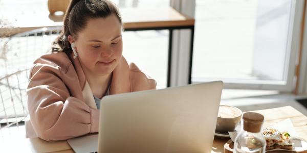 Chica con Síndrome de Down trabajando/Fundación Adecco