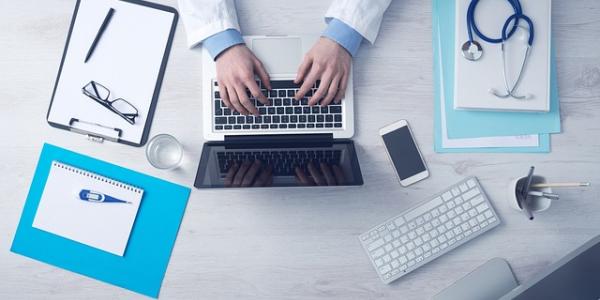 Doctor redactando un informe médico privado