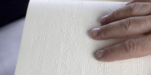 Persona leyendo en Braille