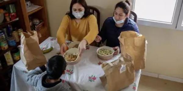 Archivo - Dos mujeres y un niño comen en su casa en Madrid. - EUROPA PRESS - Archivo