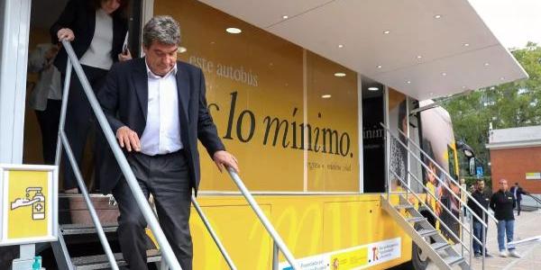 El ministro de Inclusión, Seguridad Social y Migraciones, José Luis Escrivá, bajan de un autobús informativo del Ingreso Mínimo Vital. 