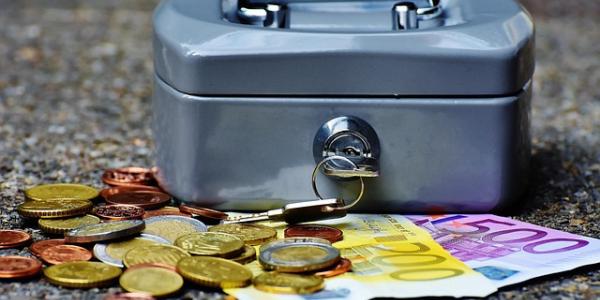 Financiación de partidos políticos / Pixabay Dinero en una hucha