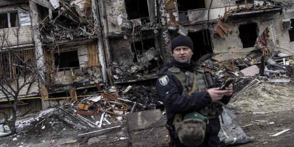 Daños en los edificios de una zona residencial de Kiev tras los bombardeos rusos. 