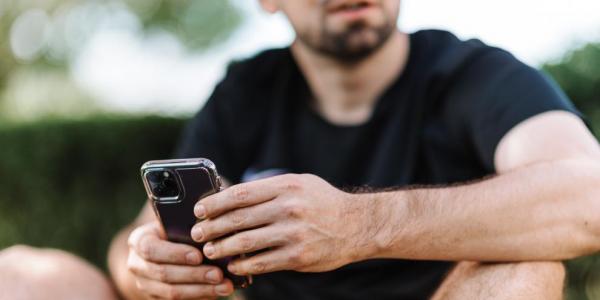 Joven con un iPhone entre las manos