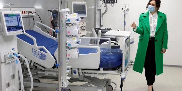 Isabel Díaz Ayuso en una de las áreas del nuevo hospital 