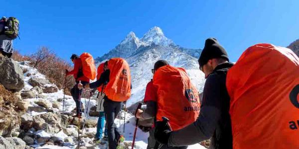 Tres jóvenes cumplen su sueño de ascender el Everest con una compañía de excepción