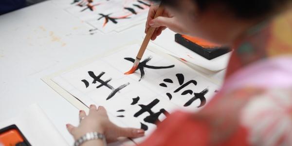 Chica escribiendo en japonés