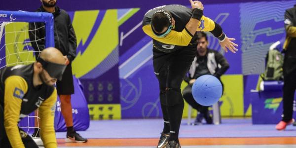 Javi Serrato durante un partido de goalball en el Brasileirao, el campeonato de clubes más potente del mundo.