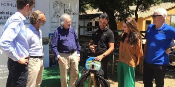 El jinete Raún Pinteño muestra su silla adaptada para montar a caballo