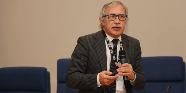 Joan Carles March científico firmante, durante una conferencia 