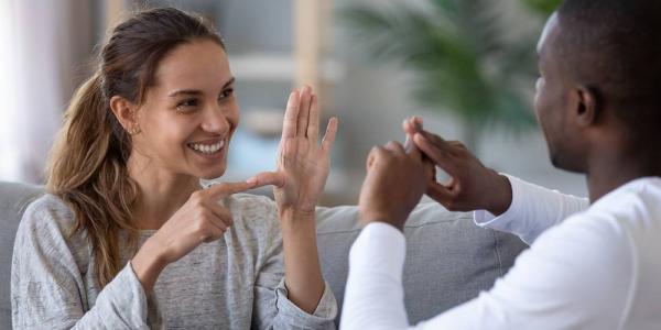 Dos personas comunicándose mediante el lenguaje de signos