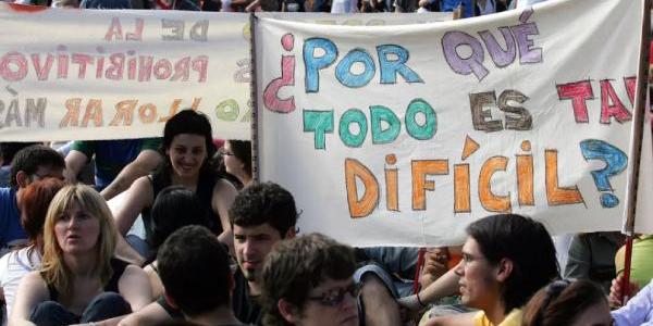 Un grupo de jóvenes durante una sentada contra el encarecimiento de la vivienda en Barcelona.
