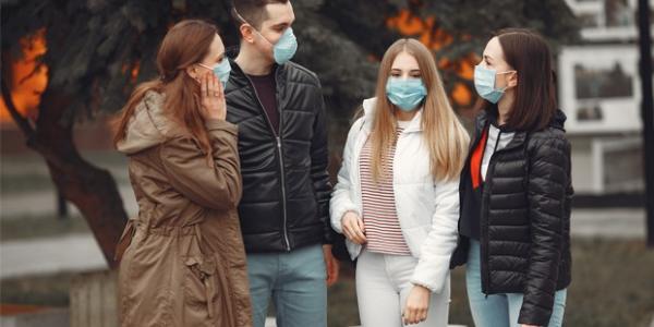 Grupo de jóvenes con mascarilla / Redacción Médica