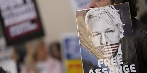 Carteles de apoyo a Julian Assange 