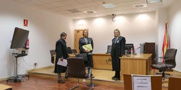 La vicedecana del Colegio de la Abogacía de Cantabria, Cristina Pelayo, junto a dos profesionales de Torrelavega José Manuel Guillarón y Mónica Terán, en la sede de los Jugados de Torrelavega donde tiene su sede Servicio de Orientación Jurídica. 