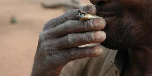 Un africano consumiendo kush, la droga en auge en el país