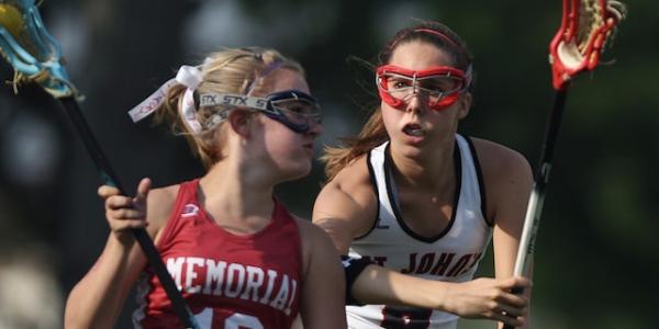 Jugadoras de lacrosse en el campo