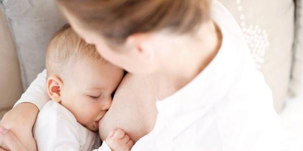 Mujer dando de mamar a su bebé / Imagen de QuirónSalud