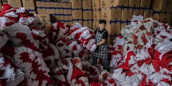 Una almacén con decoración navideña fabricada en Yiwu