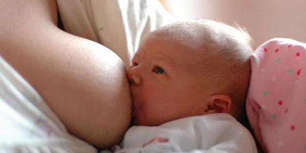 La leche materna de mujeres vacunadas contra la Covid-19 contiene anticuerpos