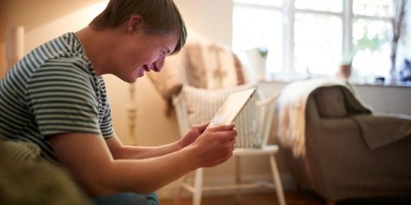 Persona con discapacidad leyendo un libro en su tablet